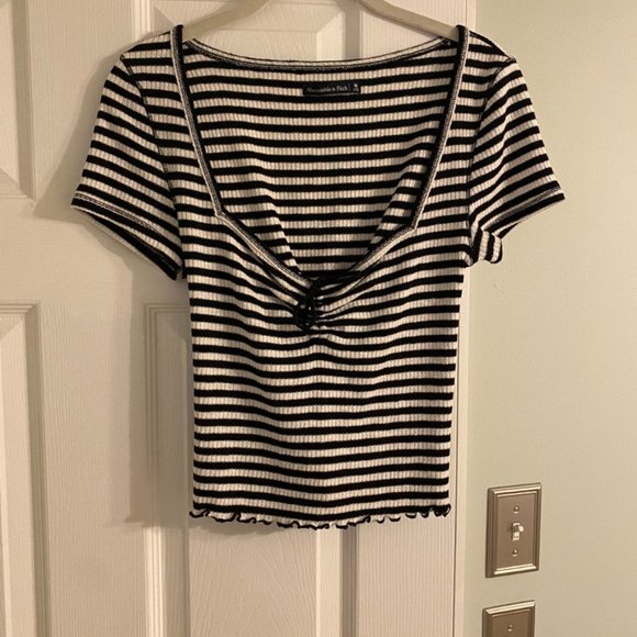 Abercrombie & Fitch Black and White Striped Crop Top - Picture 3 of 4